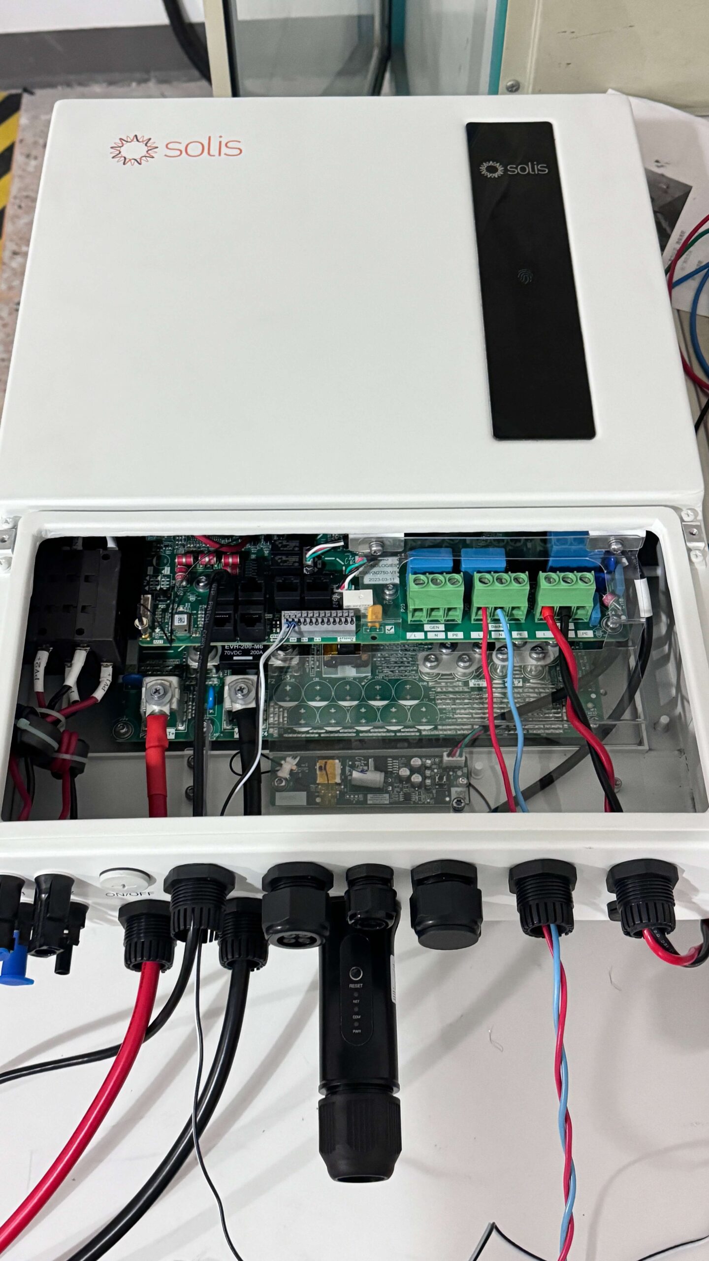 Solis 5kw hybrid inverter inside